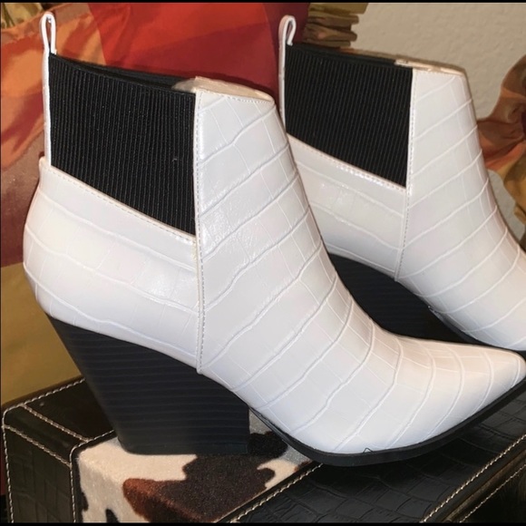 🎉❤️HOST PICK 3/20❤️🎉FOR 2020 WHITE CROC BOOTIES - Picture 1 of 5